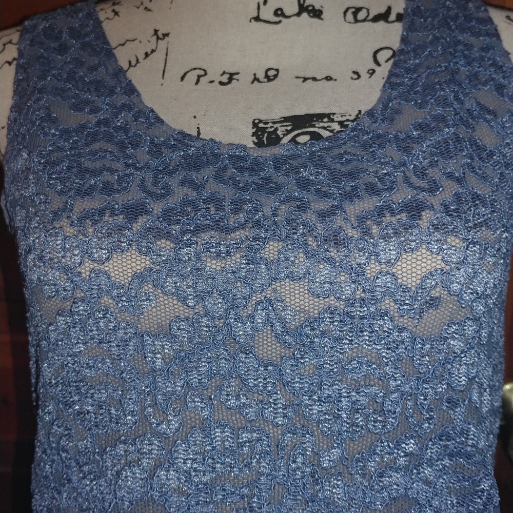 2 beautiful blue/white lace tank tops - Picture 3 of 7